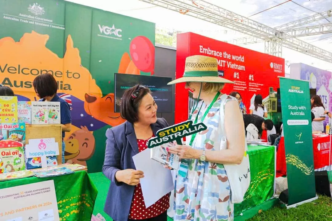 'Australia - Miền thương miền nhớ' và sự kết nối giá trị liên văn hóa. Tác giả sách “Australia - Miền thương miền nhớ” chụp cùng bà Sarah Hooper, Tổng Lãnh sự Australia tại TP.HCM tại một sự kiện gần đây. 'Australia - Miền thương miền nhớ' và sự kết nối giá trị liên văn hóa. Tác giả sách “Australia - Miền thương miền nhớ” chụp cùng bà Sarah Hooper, Tổng Lãnh sự Australia tại TP.HCM tại một sự kiện gần đây.