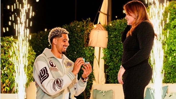 Gia hạn hợp đồng với Barcelona, Araujo cầu hôn bạn gái đầy lãng mạn