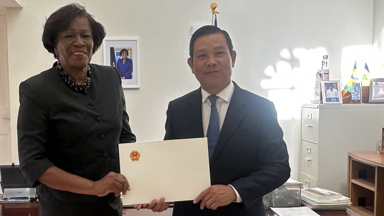 Đại sứ Vũ Trung Mỹ trình Quốc thư lên Toàn quyền Saint Vincent và Grenadines