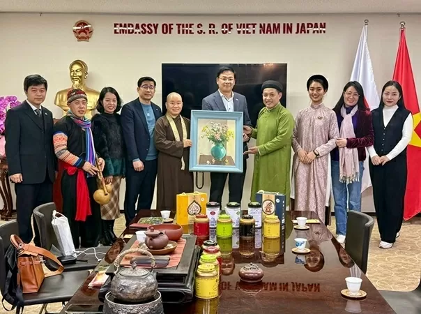 Đoàn nghệ sĩ tham gia lễ hội Tết Việt Saitama 2025 thăm Đại sứ quán Việt Nam tại Nhật Bản Đoàn nghệ sĩ tham gia lễ hội Tết Việt Saitama 2025 thăm Đại sứ quán Việt Nam tại Nhật Bản