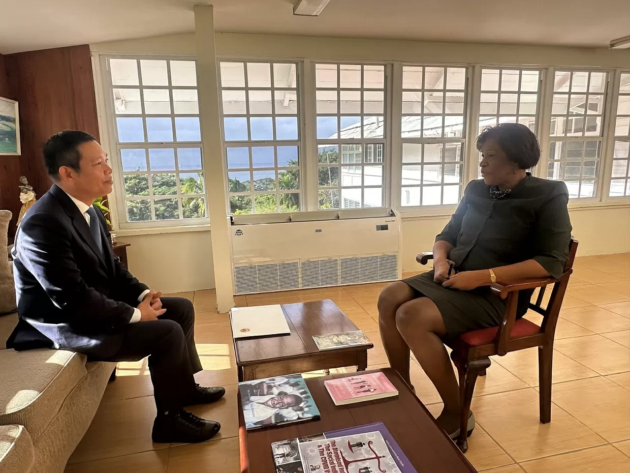 Đại sứ Việt Nam trình Quốc thư lên Toàn quyền Saint Vincent và Grenadines Đại sứ Việt Nam trình Quốc thư lên Toàn quyền Saint Vincent và Grenadines