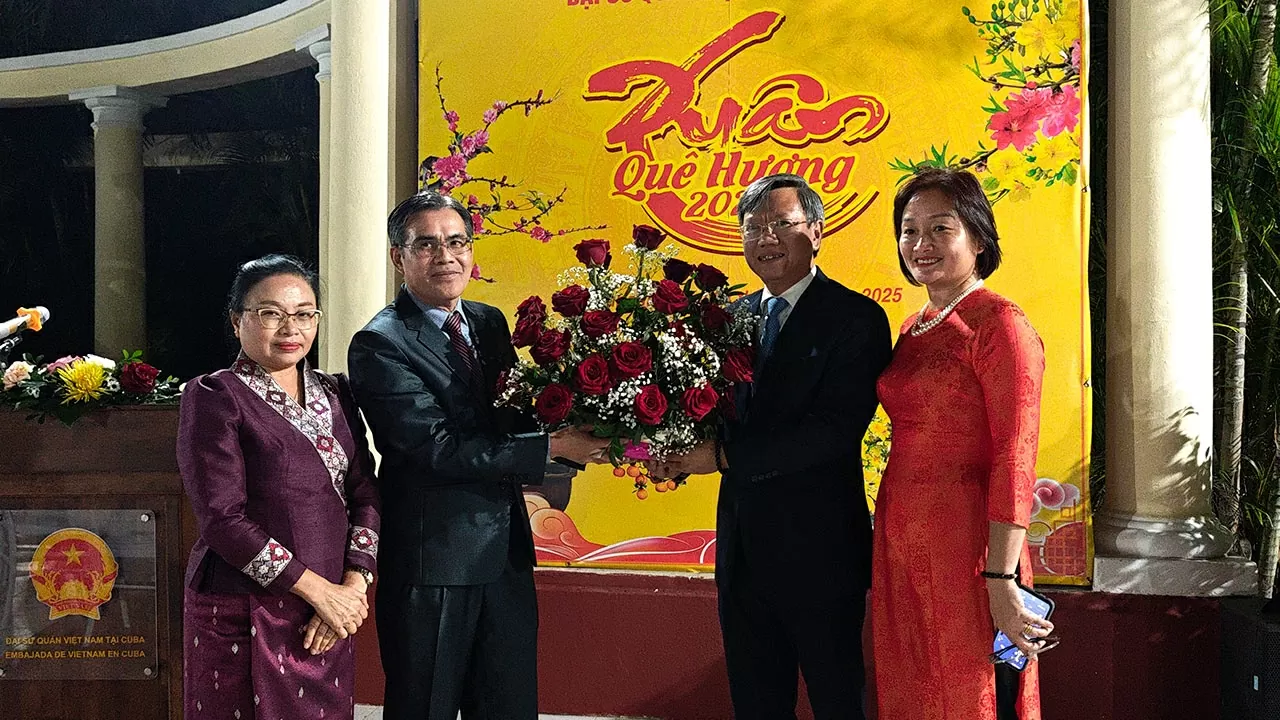 Đại sứ Lê Quang Long và Phu nhân nhận hoa chúc mừng từ Đại sứ Lào tại Cuba Vanhtha Sengmeuang, phu nhân.Đại sứ quán Việt Nam tại Cuba tổ chức Tết cộng đồng dịp Xuân Ất Tỵ 2025 Đại sứ Lê Quang Long và Phu nhân nhận hoa chúc mừng từ Đại sứ Lào tại Cuba Vanhtha Sengmeuang, phu nhân.Đại sứ quán Việt Nam tại Cuba tổ chức Tết cộng đồng dịp Xuân Ất Tỵ 2025