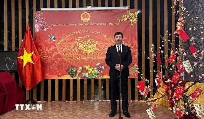 Tổng lãnh sự quán Việt Nam tại Vladivostok Nguyễn Đăng Hiền phát biểu tại Chương trình “Xuân Quê hương.” (Ảnh: TTXVN) Tổng lãnh sự quán Việt Nam tại Vladivostok Nguyễn Đăng Hiền phát biểu tại Chương trình “Xuân Quê hương.” (Ảnh: TTXVN)
