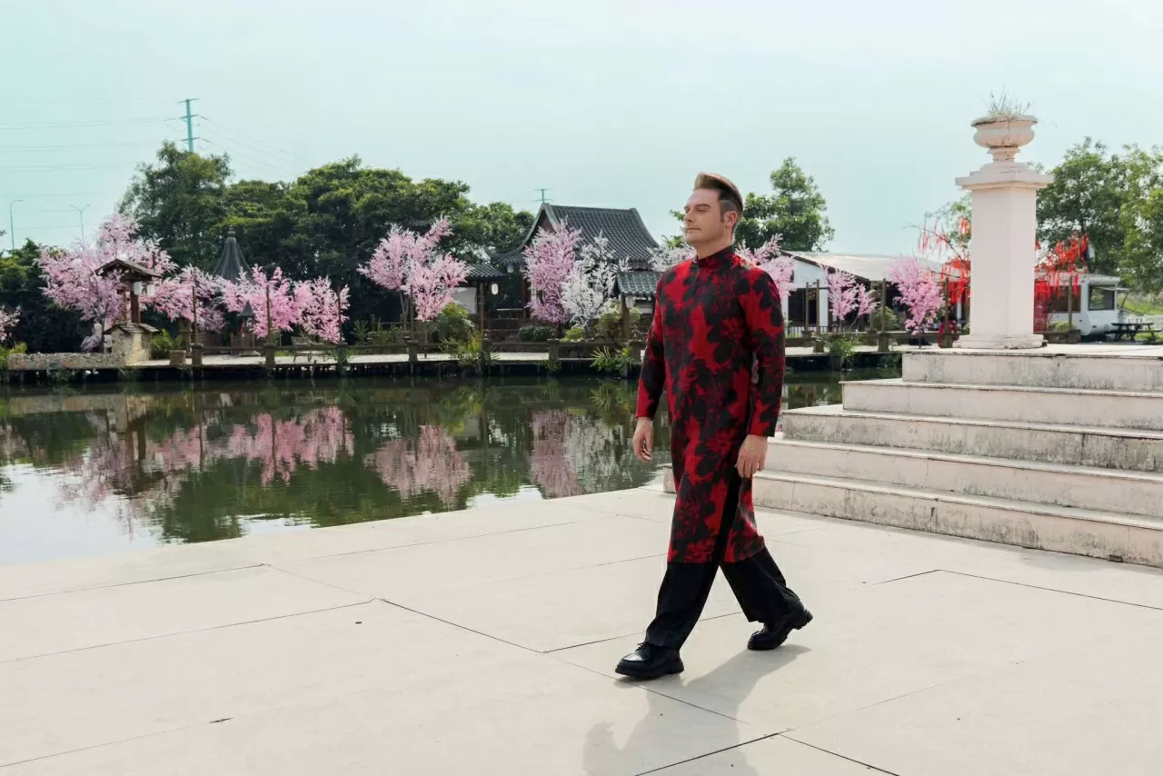 ‘Anh Tây’ Kyo York hát mừng Xuân 2025 bằng chùm bài Tết. (Ảnh: Khang Minh) ‘Anh Tây’ Kyo York hát mừng Xuân 2025 bằng chùm bài Tết. (Ảnh: Khang Minh)