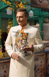 ‘Anh Tây’ Kyo York diện áo dài Việt Nam, hát ca khúc mừng Xuân Ất Tỵ