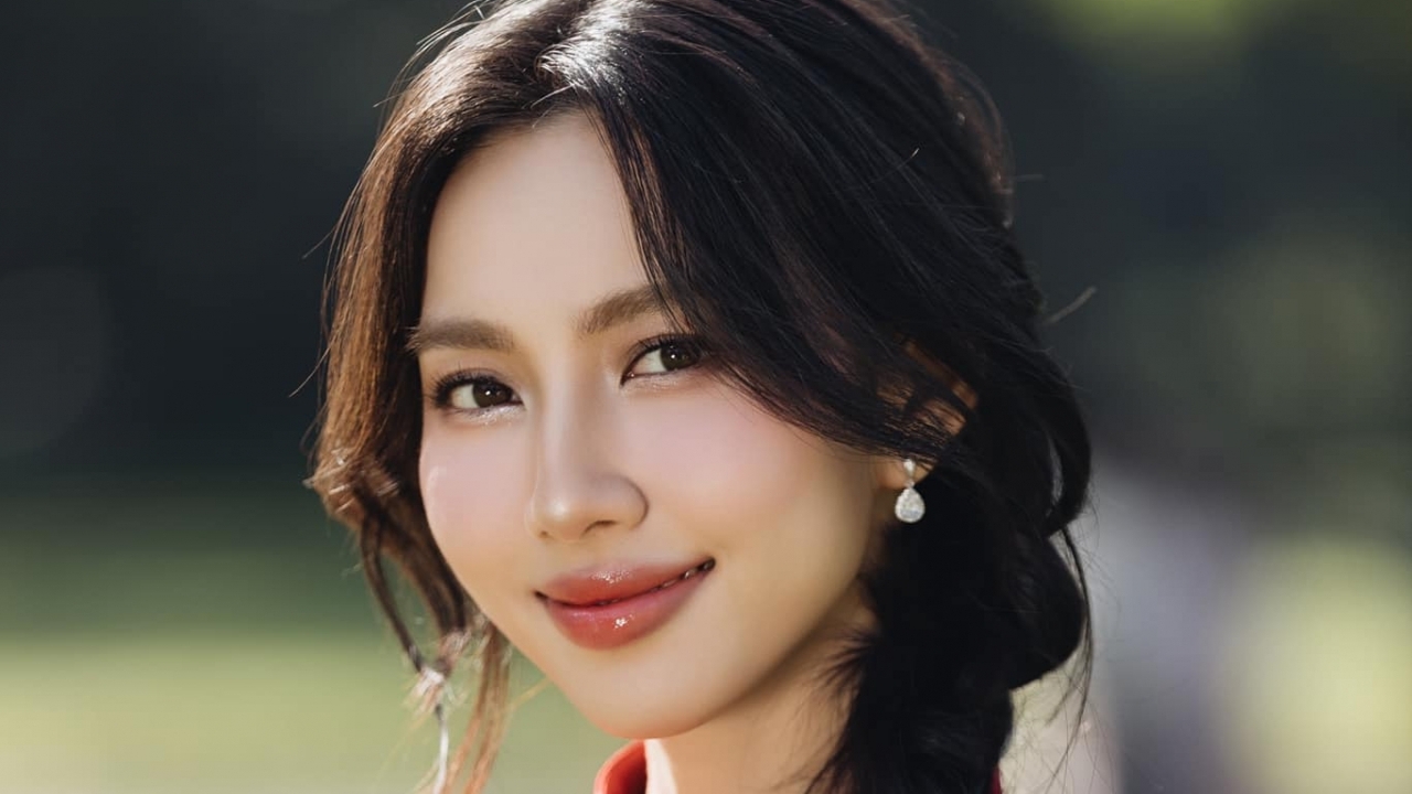 Hoa hậu Thùy Tiên xuất hiện rạng rỡ trong tà áo dài