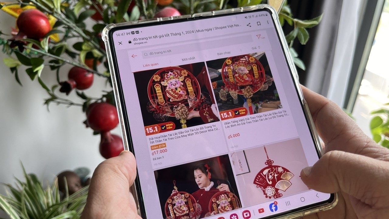 Người Việt rộn ràng sắm Tết trên các sàn thương mại điện tử