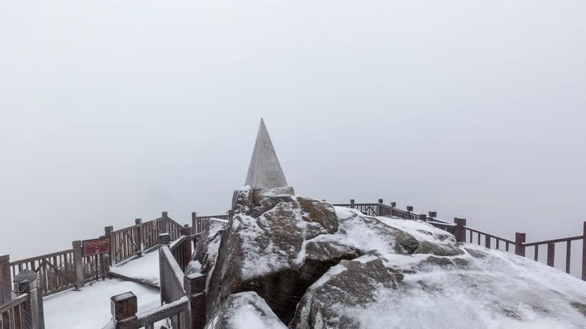 Tuyết rơi phủ trắng đỉnh Fansipan ngày giáp Tết