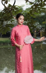 'Tan chảy' trước nhan sắc trẻ trung, cuốn hút của Dương Cẩm Lynh