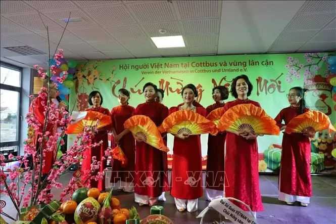 Một tiết mục văn nghệ của Hội phụ nữ Cottbus. Ảnh: Phương Hoa - Pv TTXVN tại Đức