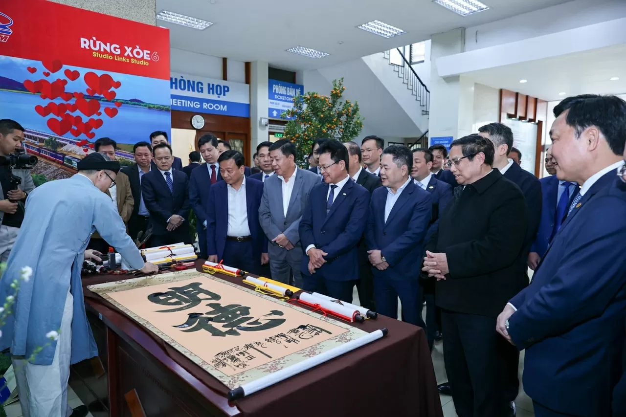 Thủ tướng thăm và trải nghiệm không gian văn hoá cổ truyền dành cho hành khách tại ga Hà Nội - Ảnh: VGP/Nhật Bắc Thủ tướng thăm và trải nghiệm không gian văn hoá cổ truyền dành cho hành khách tại ga Hà Nội - Ảnh: VGP/Nhật Bắc