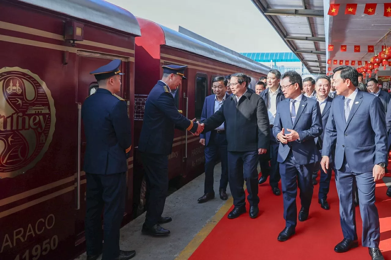 Thủ tướng thăm và nghe giới thiệu về toa tàu không gian văn hoá dành cho hành khách - Ảnh: VGP/Nhật Bắc Thủ tướng thăm và nghe giới thiệu về toa tàu không gian văn hoá dành cho hành khách - Ảnh: VGP/Nhật Bắc