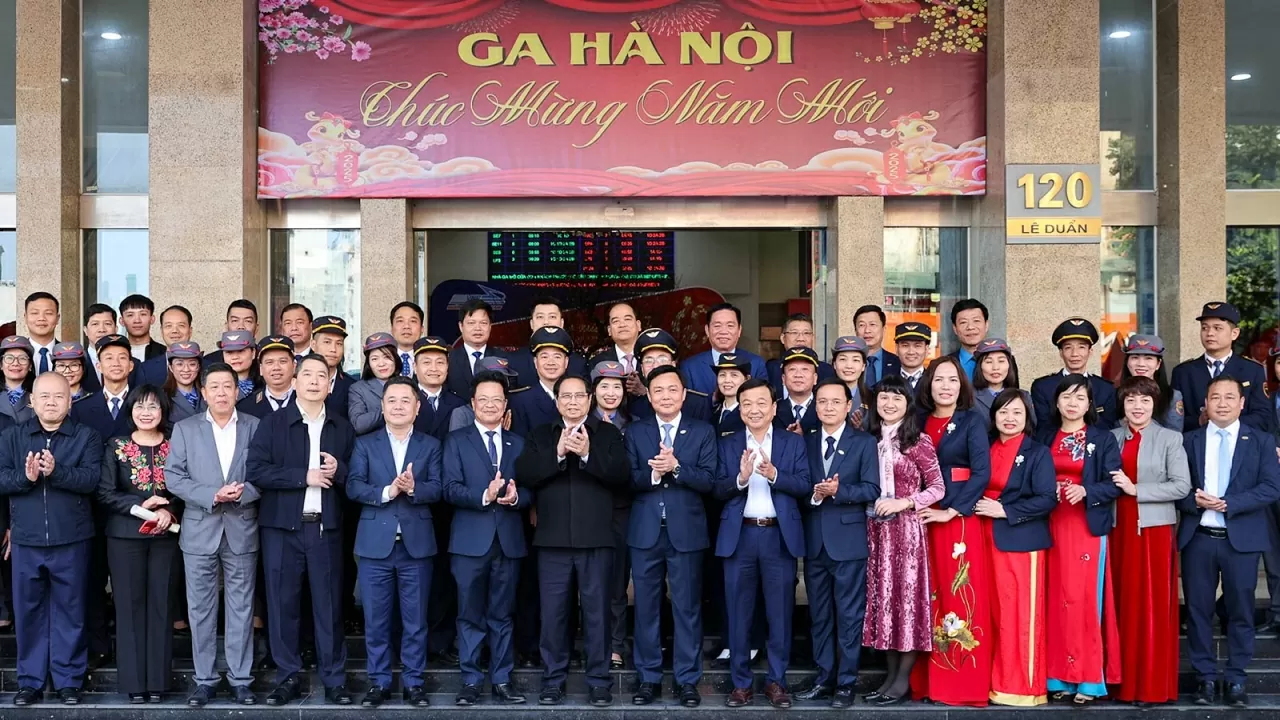 Thủ tướng biểu dương toàn thể cán bộ, nhân viên, người lao động ngành đường sắt đã có nhiều đổi mới, sáng tạo nâng cao chất lượng dịch vụ vận tải đường sắt cả trong vận tải hành khách và hàng hóa - Ảnh: VGP/Nhật Bắc Thủ tướng biểu dương toàn thể cán bộ, nhân viên, người lao động ngành đường sắt đã có nhiều đổi mới, sáng tạo nâng cao chất lượng dịch vụ vận tải đường sắt cả trong vận tải hành khách và hàng hóa - Ảnh: VGP/Nhật Bắc