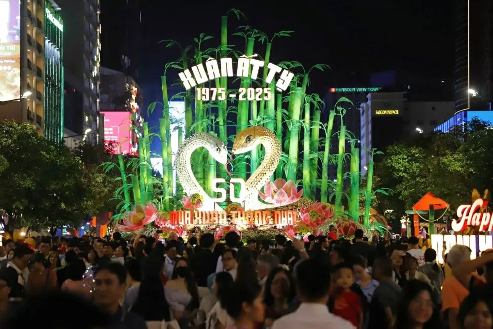 20 giờ ngày 27.1, TPHCM khai mạc đường hoa Nguyễn Huệ 2025 phục vụ người dân vui chơi Tết Ất Tỵ. (Nguồn: Lao Động) 20 giờ ngày 27.1, TPHCM khai mạc đường hoa Nguyễn Huệ 2025 phục vụ người dân vui chơi Tết Ất Tỵ. (Nguồn: Lao Động)