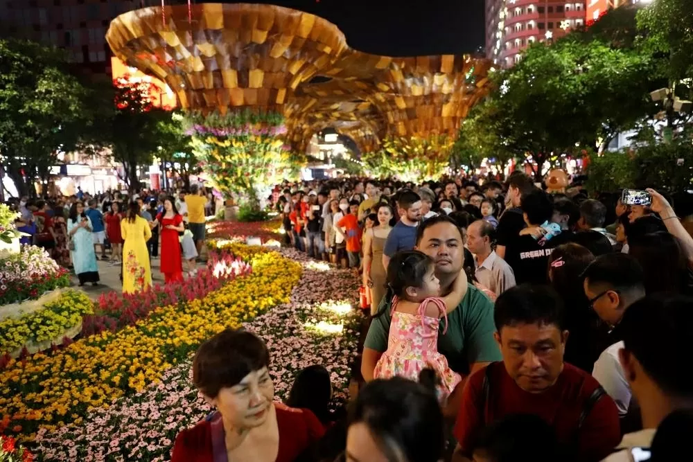 Sau nhiều ngày ngóng đợi, tối 27.1, hàng nghìn người TPHCM đã được vào trong đường hoa Nguyễn Huệ tham quan, dạo chơi. Sau nhiều ngày ngóng đợi, tối 27.1, hàng nghìn người TPHCM đã được vào trong đường hoa Nguyễn Huệ tham quan, dạo chơi.