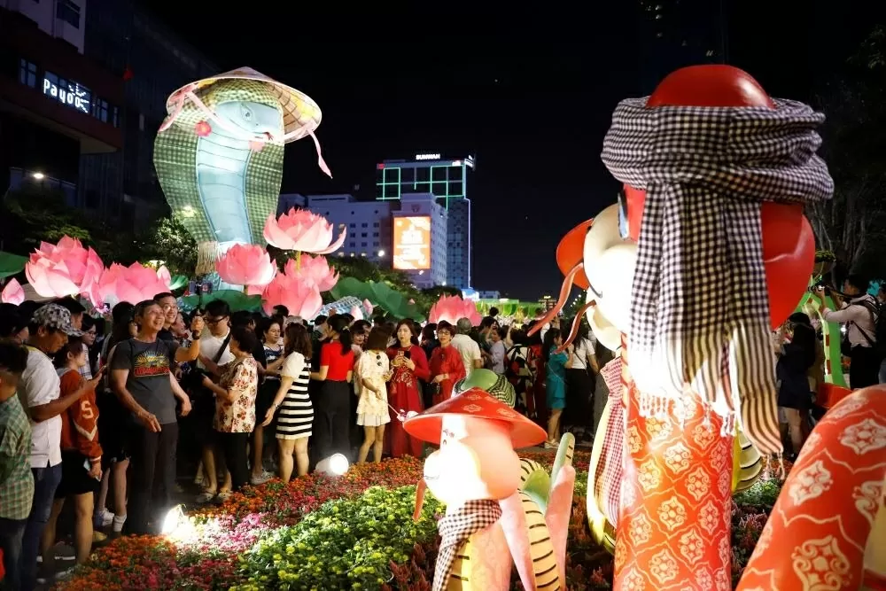 Tiểu cảnh nổi bật ở đường hoa là linh vật rắn với nhiều màu sắc, thân thiện và ngộ nghĩnh. Tiểu cảnh nổi bật ở đường hoa là linh vật rắn với nhiều màu sắc, thân thiện và ngộ nghĩnh.