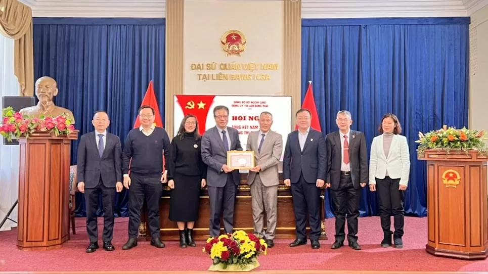 Đại sứ Đặng Minh Khôi, Bí thư Đảng ủy Việt Nam tại Liên bang Nga phát biểu tại lễ kỷ niệm. Ảnh 2: Trao tặng Giấy khen tập thể tại lễ kỷ niệm Đại sứ Đặng Minh Khôi, Bí thư Đảng ủy Việt Nam tại Liên bang Nga phát biểu tại lễ kỷ niệm. Ảnh 2: Trao tặng Giấy khen tập thể tại lễ kỷ niệm