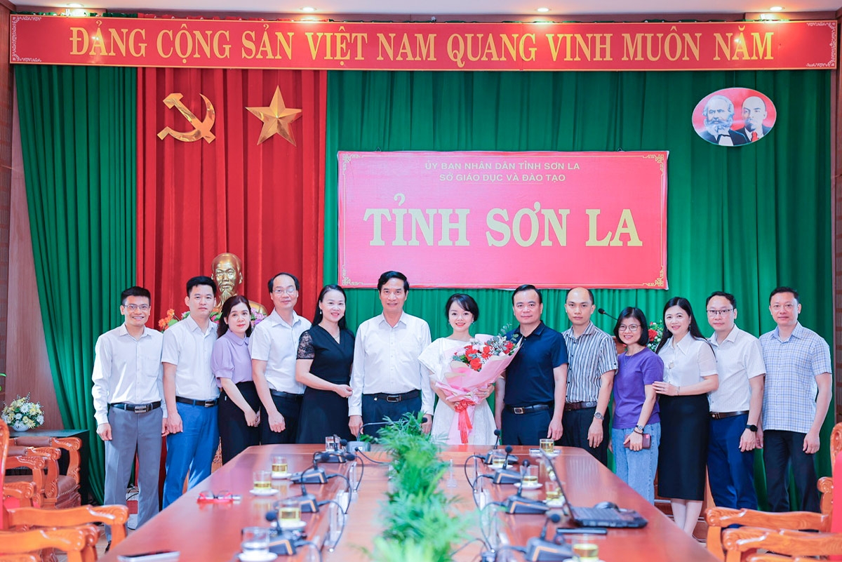 PGS.TS. Nguyễn Huy Hoàng, Giám đốc Sở Giáo dục và Đào tạo tỉnh Sơn La (thứ 6 từ trái sang) tặng hoa cho chuyên gia giáo dục Tống Liên Anh (thứ 7 từ trái sang) trong chuyến công tác tháng 4/2024.