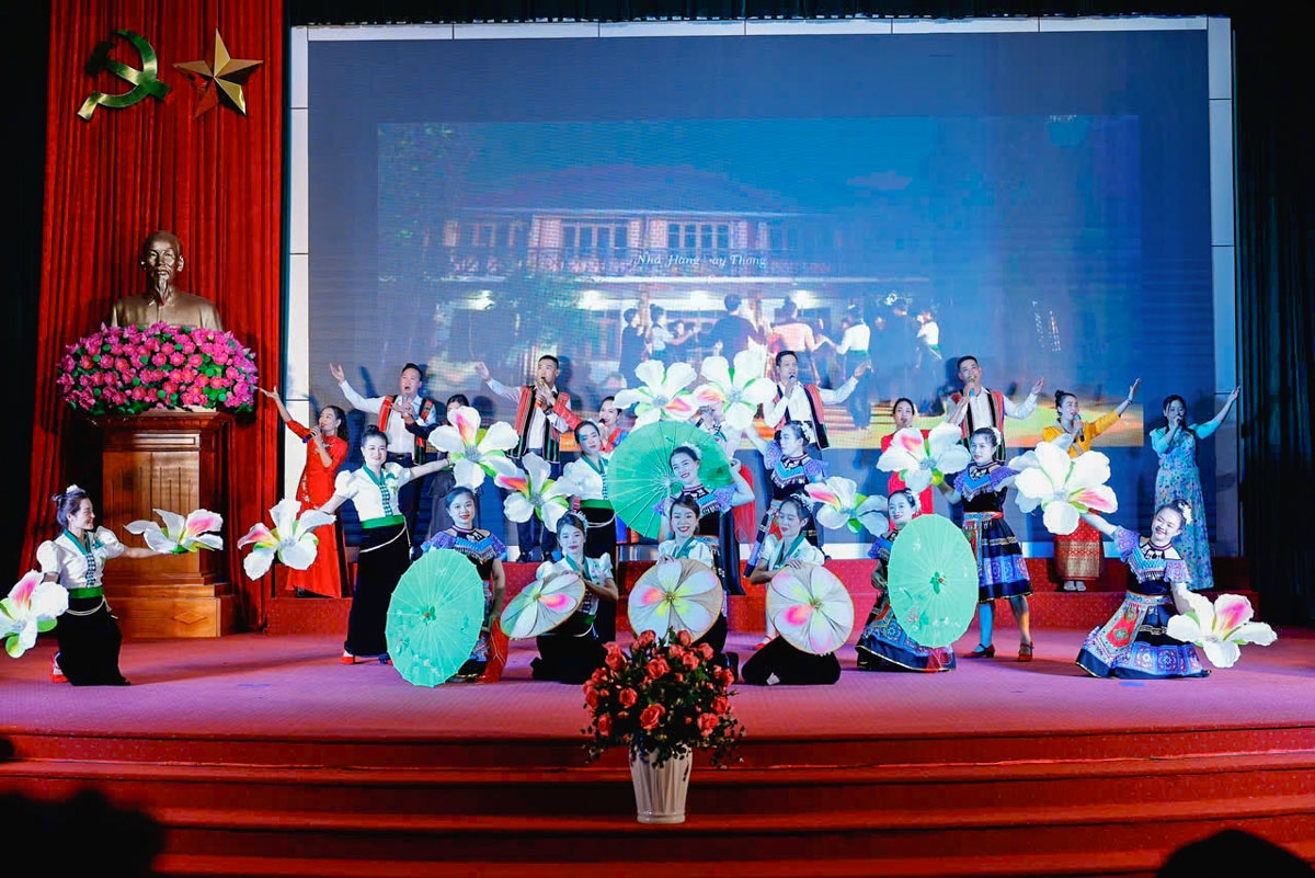 Các hoạt động văn hoá nghệ thuật diễn ra sôi nổi.