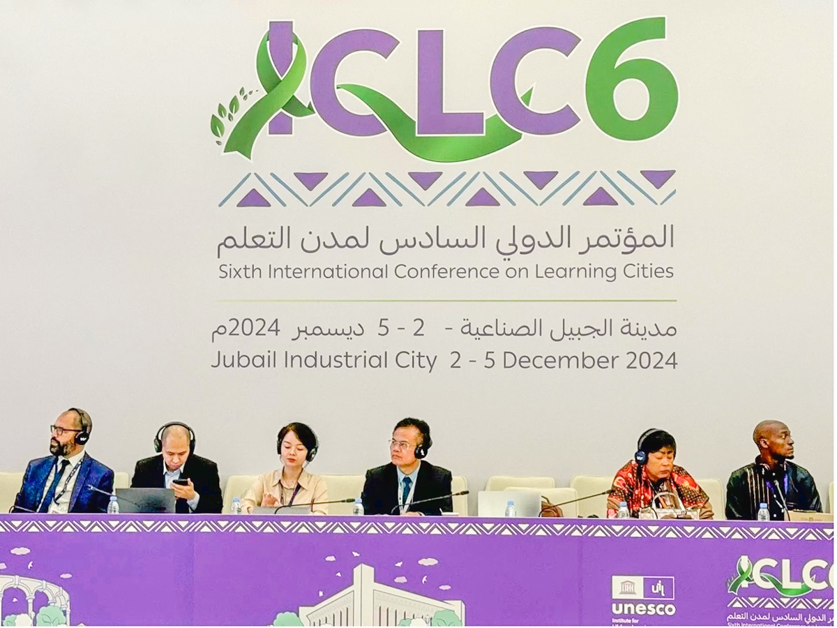 Ông Đỗ Văn Trụ làm việc với các chuyên gia quốc tế  tại Hội nghị quốc tế Thành phố học tập toàn cầu lần thứ 6.