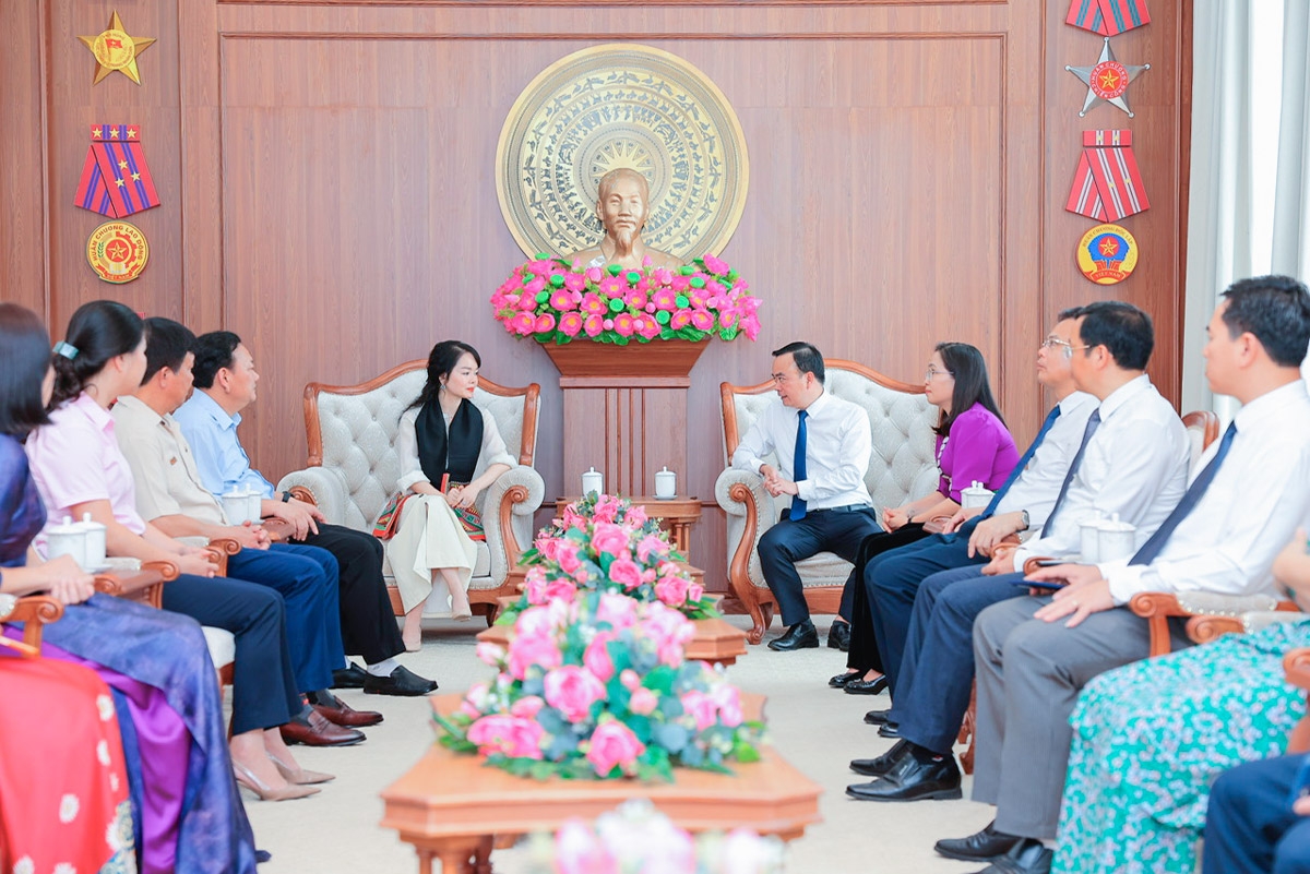 Đại diện Lãnh đạo thành phố Sơn La làm việc cùng chuyên gia giáo dục Tống Liên Anh, sau khi thành phố chính thức đón nhận danh hiệu Thành phố Học tập.