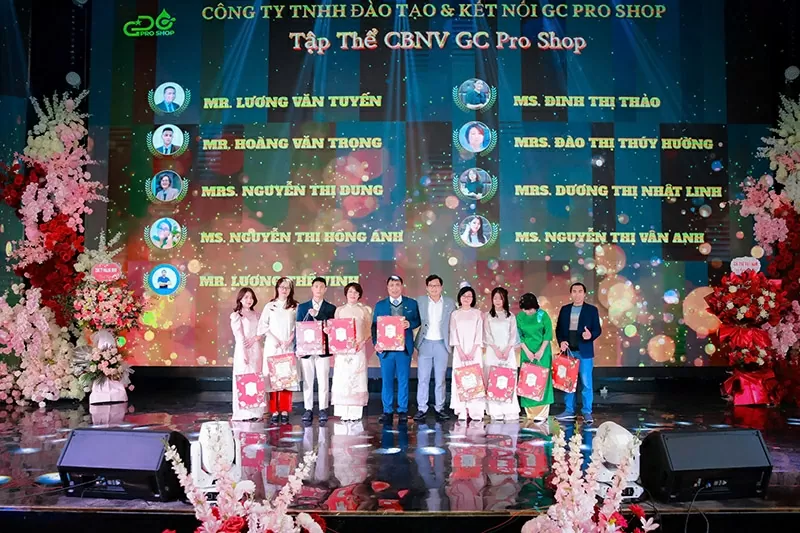 GC PRO SHOP vinh danh tập thể cán bộ, nhân viên có thành tích xuất sắc năm 2024.