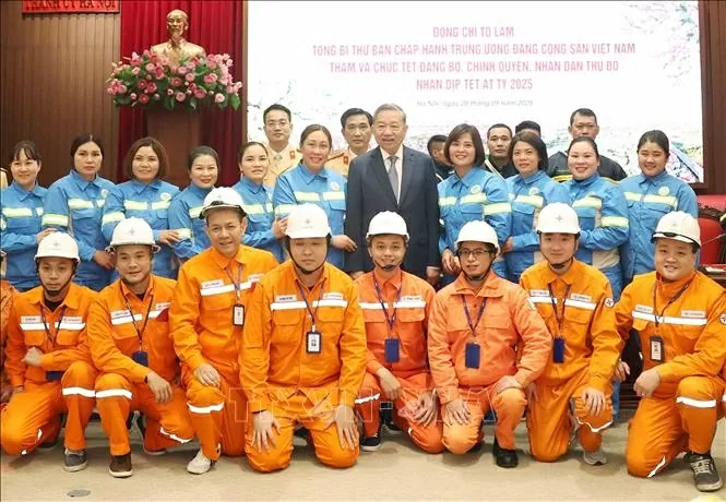 Tổng Bí thư chụp ảnh chung với cán bộ, công nhân ngành điện lực và môi trường đô thị ứng trực, làm việc trong đêm Giao thừa - Ảnh: TTXVN Tổng Bí thư chụp ảnh chung với cán bộ, công nhân ngành điện lực và môi trường đô thị ứng trực, làm việc trong đêm Giao thừa - Ảnh: TTXVN