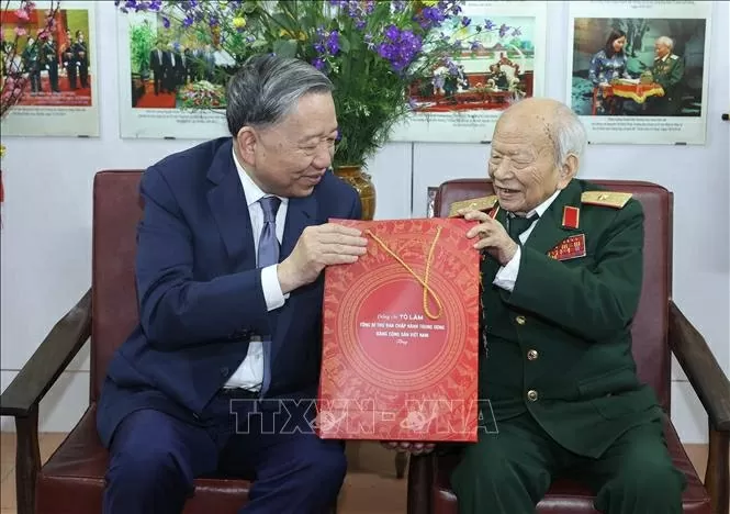 TTổng Bí thư Tô Lâm thăm, chúc Tết Thiếu tướng Huỳnh Đắc Hương, 105 tuổi, nguyên Trưởng đoàn chuyên gia Việt Nam tại Lào, nguyên Thứ trưởng Bộ Lao động - Thương binh và Xã hội tại nhà riêng - Ảnh: TTXVN TTổng Bí thư Tô Lâm thăm, chúc Tết Thiếu tướng Huỳnh Đắc Hương, 105 tuổi, nguyên Trưởng đoàn chuyên gia Việt Nam tại Lào, nguyên Thứ trưởng Bộ Lao động - Thương binh và Xã hội tại nhà riêng - Ảnh: TTXVN