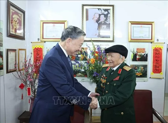 Tổng Bí thư Tô Lâm thăm, chúc Tết Thiếu tướng Huỳnh Đắc Hương, 105 tuổi, nguyên Trưởng đoàn chuyên gia Việt Nam tại Lào, nguyên Thứ trưởng Bộ Lao động - Thương binh và Xã hội tại nhà riêng - Ảnh: TTXVN Tổng Bí thư Tô Lâm thăm, chúc Tết Thiếu tướng Huỳnh Đắc Hương, 105 tuổi, nguyên Trưởng đoàn chuyên gia Việt Nam tại Lào, nguyên Thứ trưởng Bộ Lao động - Thương binh và Xã hội tại nhà riêng - Ảnh: TTXVN