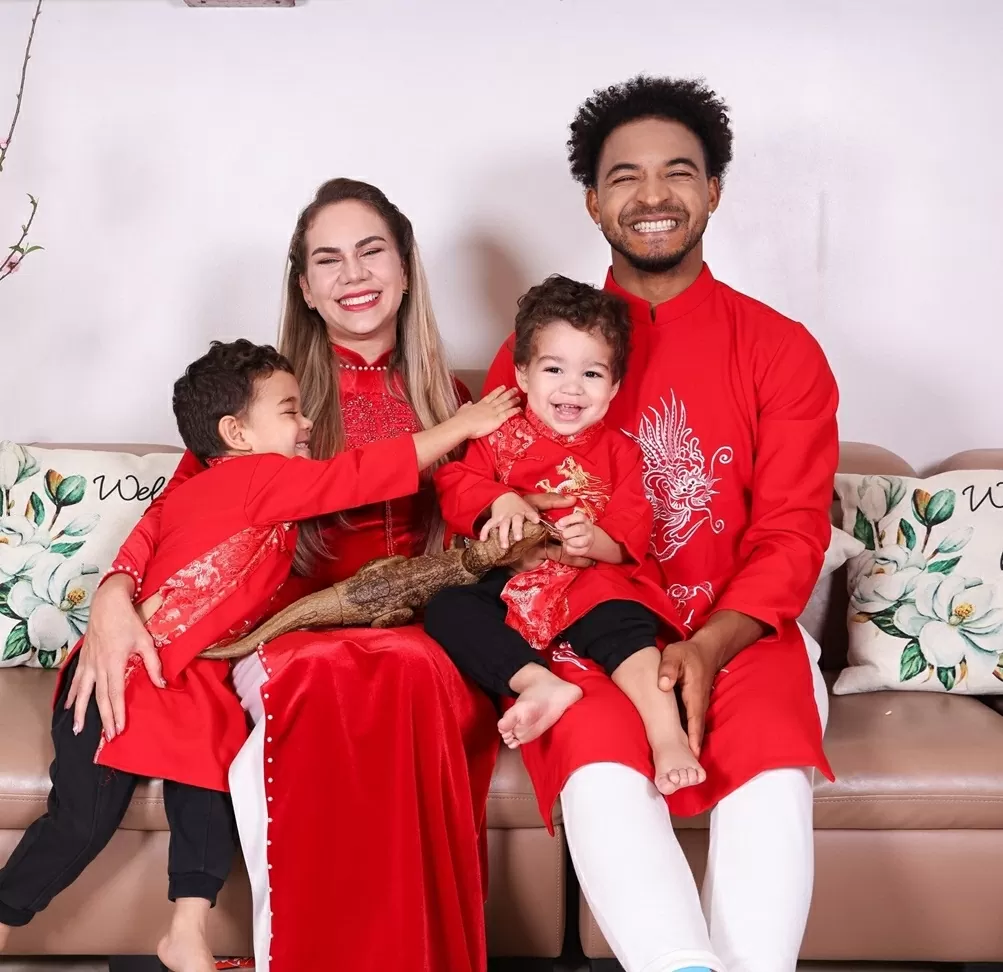 Xuân Son và gia đình chúc Tết người hâm mộ trong thời khắc bước sang năm mới: Xuân Son và đại gia đình diện áo dài đỏ chúc Tết người hâm mộ