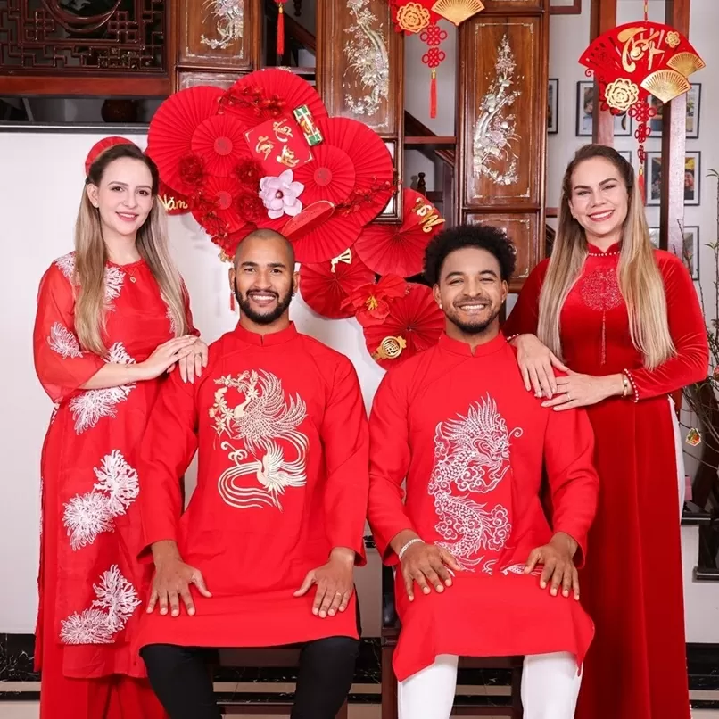 Xuân Son và gia đình diện áo dài đỏ chúc Tết người hâm mộ Xuân Son và gia đình diện áo dài đỏ chúc Tết người hâm mộ