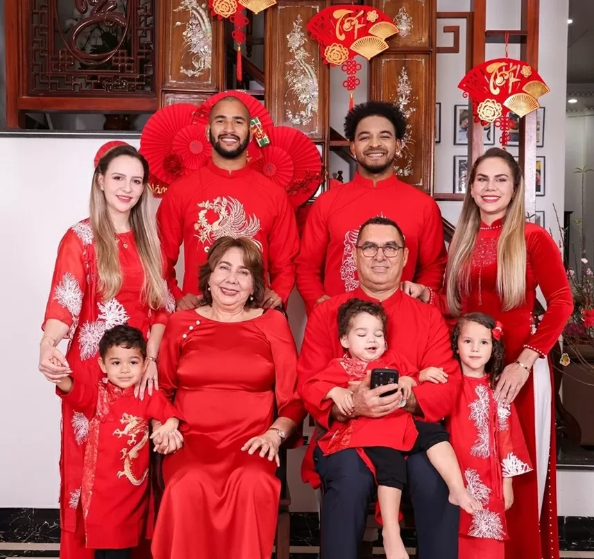 Xuân Son và gia đình diện áo dài đỏ chúc Tết người hâm mộ Xuân Son và gia đình diện áo dài đỏ chúc Tết người hâm mộ