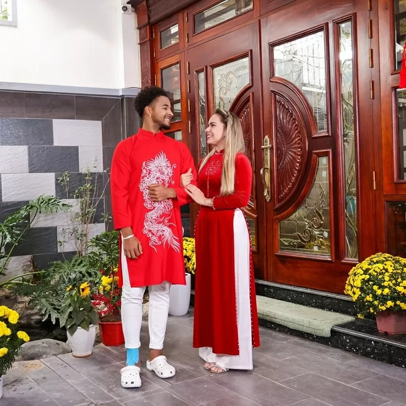 Xuân Son và gia đình diện áo dài đỏ chúc Tết người hâm mộ Xuân Son và gia đình diện áo dài đỏ chúc Tết người hâm mộ