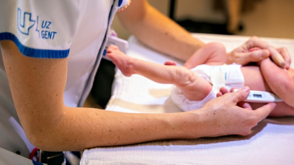 Bé gái đầu tiên chào đời sau ca ghép tử cung ở Bỉ