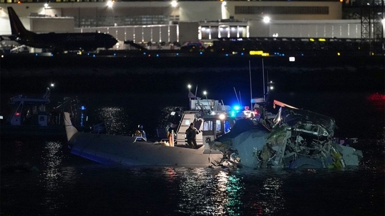 Va chạm máy bay tại Mỹ: Tổng thống Trump miêu tả là 'tai nạn khủng khiếp'; nhiều thi thể được tìm thấy