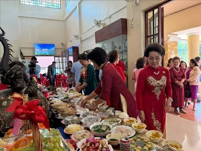 Mâm lễ cúng Bác có đầy đủ các món truyền thống của Tết Việt. (Ảnh: TTXVN) 