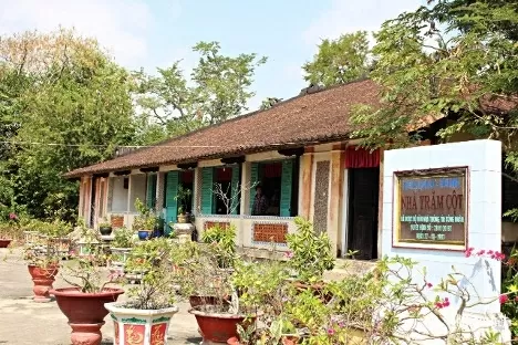 Từ tháng Chạp, bà Ngỏ đã chăm những chậu cây cảnh trước sân nhà và thăm nom mỗi ngày để chuẩn bị đón Tết. (Nguồn: Vietnamnet) Từ tháng Chạp, bà Ngỏ đã chăm những chậu cây cảnh trước sân nhà và thăm nom mỗi ngày để chuẩn bị đón Tết. (Nguồn: Vietnamnet)