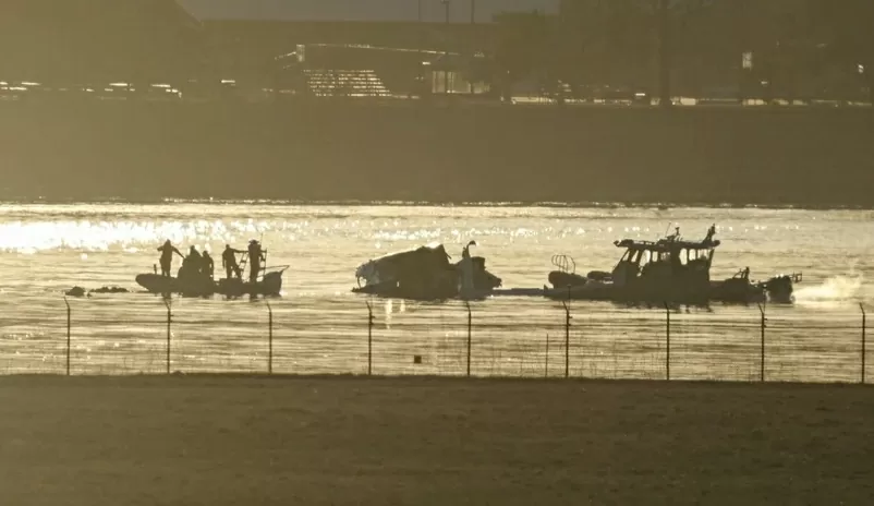 Lực lượng cứu hộ và thợ lặn tìm kiếm các nạn nhân trong vụ va chạm giữa máy bay chở khách của Hãng hàng không American Airlines với trực thăng Black Hawk của quân đội Mỹ gần sân bay quốc gia Reagan Washington. (Nguồn: Â) Lực lượng cứu hộ và thợ lặn tìm kiếm các nạn nhân trong vụ va chạm giữa máy bay chở khách của Hãng hàng không American Airlines với trực thăng Black Hawk của quân đội Mỹ gần sân bay quốc gia Reagan Washington. (Nguồn: Â)