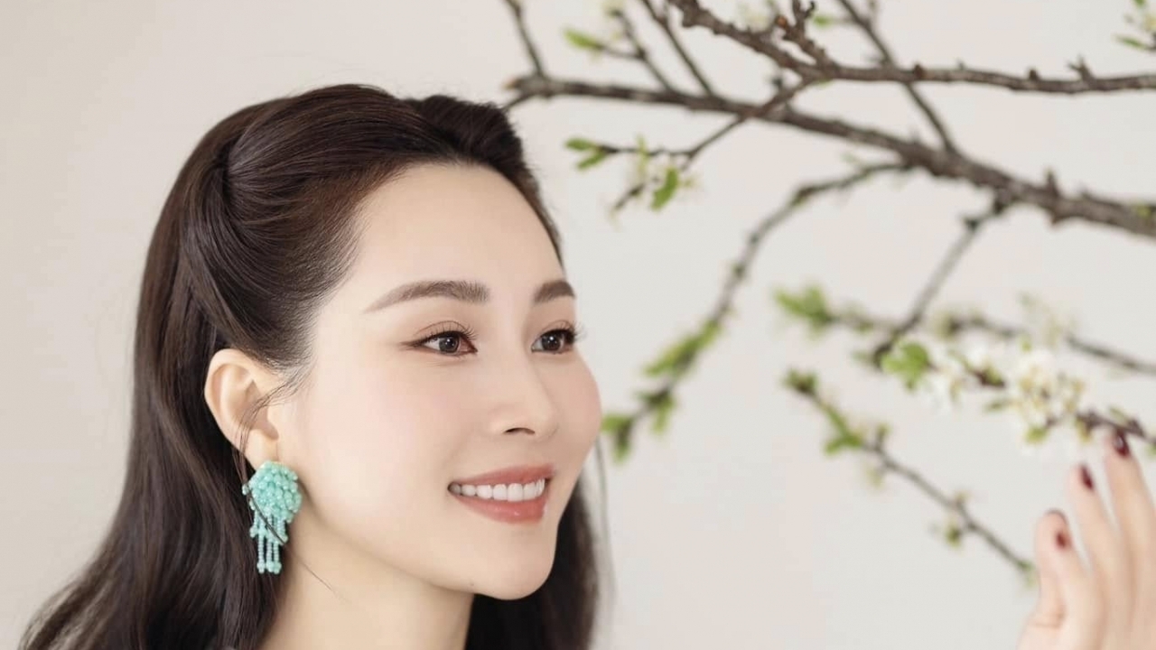 'Đứng ngồi không yên' với nhan sắc trẻ trung của Hoa hậu Đặng Thu Thảo