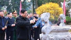 Thủ tướng dâng hương tại Nhà tưởng niệm Chủ tịch Hồ Chí Minh với chiến dịch Biên giới
