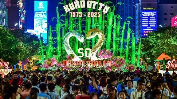 Những linh vật rắn thu hút người dân TP. Hồ Chí Minh và du khách đến tham quan