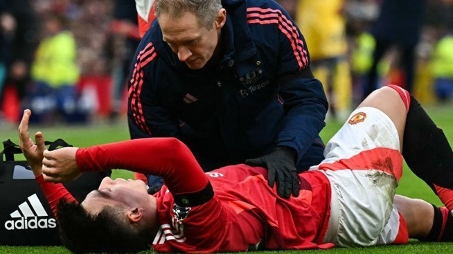 Martinez bật khóc rời sân, MU thua đơn thiệt kép