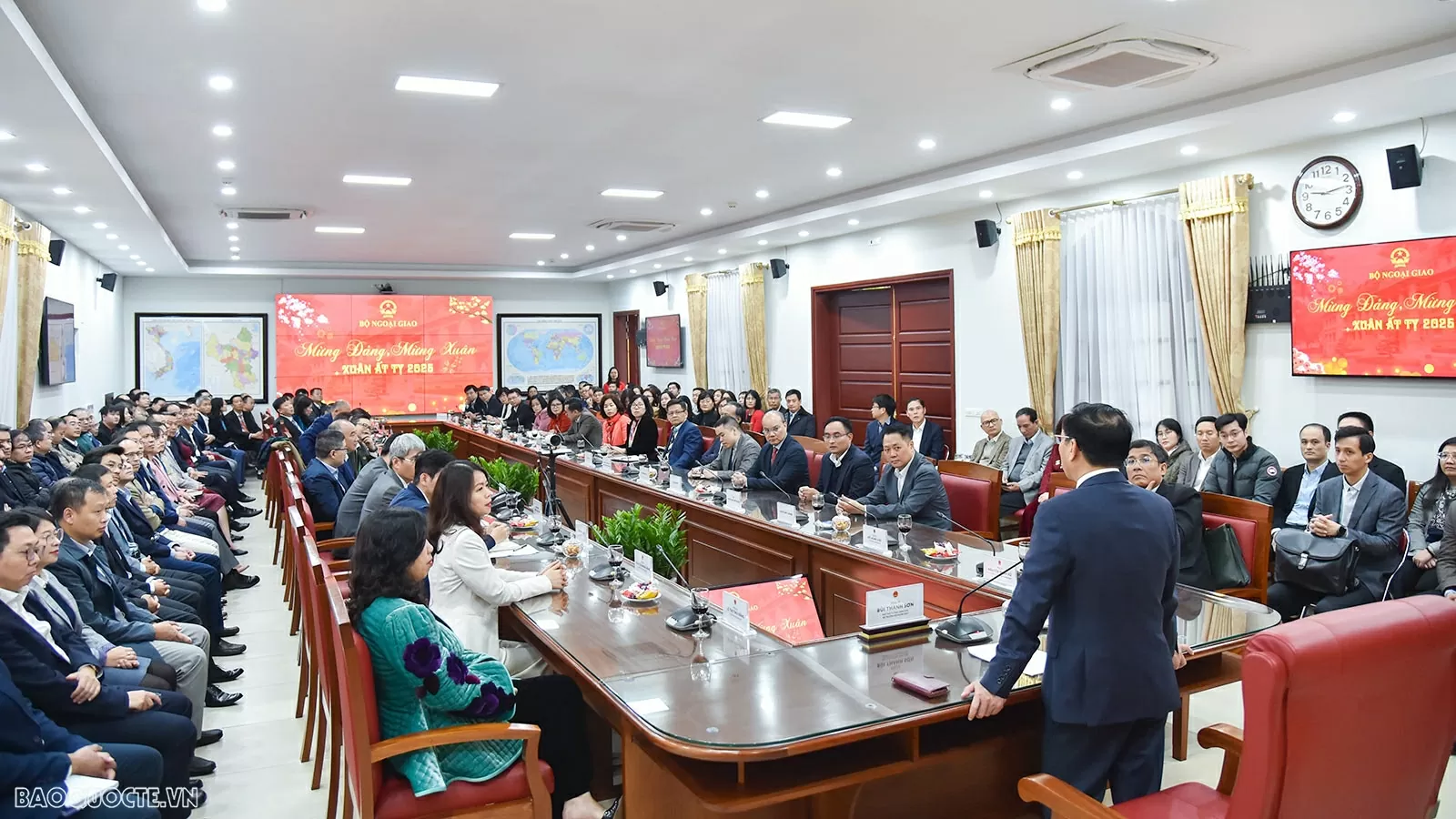 Ngành Ngoại giao tranh thủ tối đa cơ hội, phát huy thành quả và vị thế mới, đổi mới sáng tạo, quyết tâm giành nhiều thắng lợi mới Ngành Ngoại giao tranh thủ tối đa cơ hội, phát huy thành quả và vị thế mới, đổi mới sáng tạo, quyết tâm giành nhiều thắng lợi mới