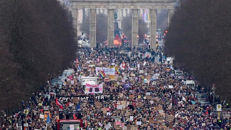 Đức: 160.000 người biểu tình ở Berlin, CDU phá vỡ 'tường lửa', cựu thành viên tuyên bố rời đảng