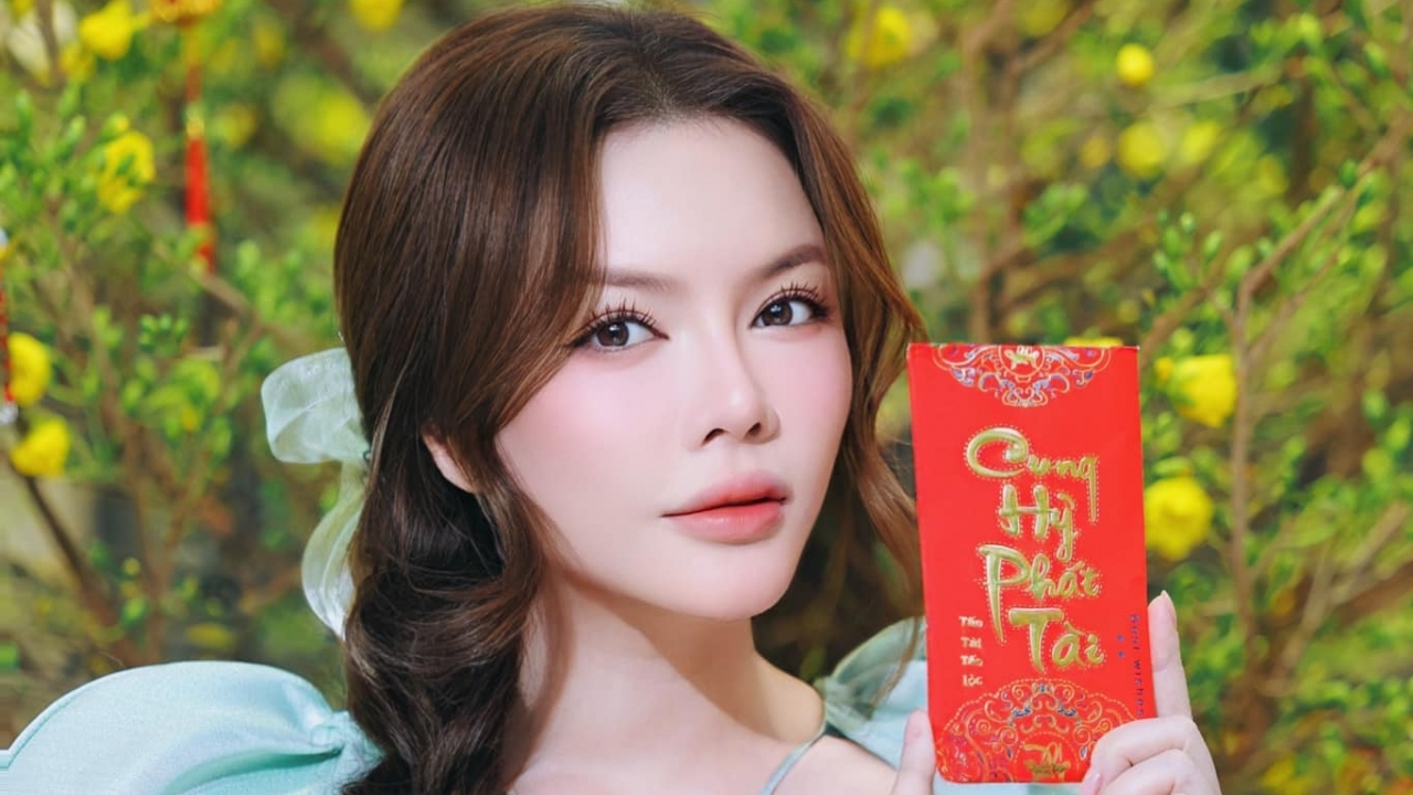 Sao Việt: Lý Nhã Kỳ đăng ảnh xinh đẹp, gợi cảm ngày đầu năm, Đan Trường tạo dáng thân thiết bên cô gái lạ