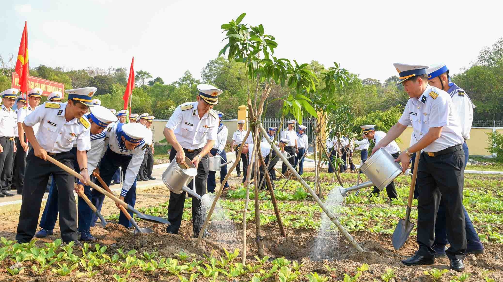 Cán bộ chiến sĩ Hải quân hưởng ứng Tết trồng cây đời đời nhớ ơn Bác Hồ