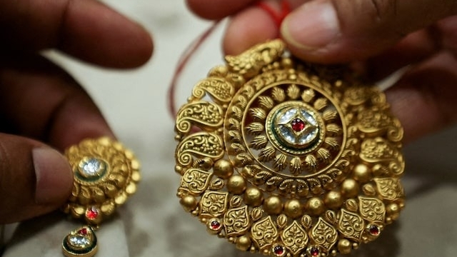 Giá vàng hôm nay 4/3/2025: Giá vàng tăng vọt giữa đe dọa thuế quan của ông Trump và thỏa thuận hòa bình Nga-Ukraine còn xa vời, có nên trữ hàng?