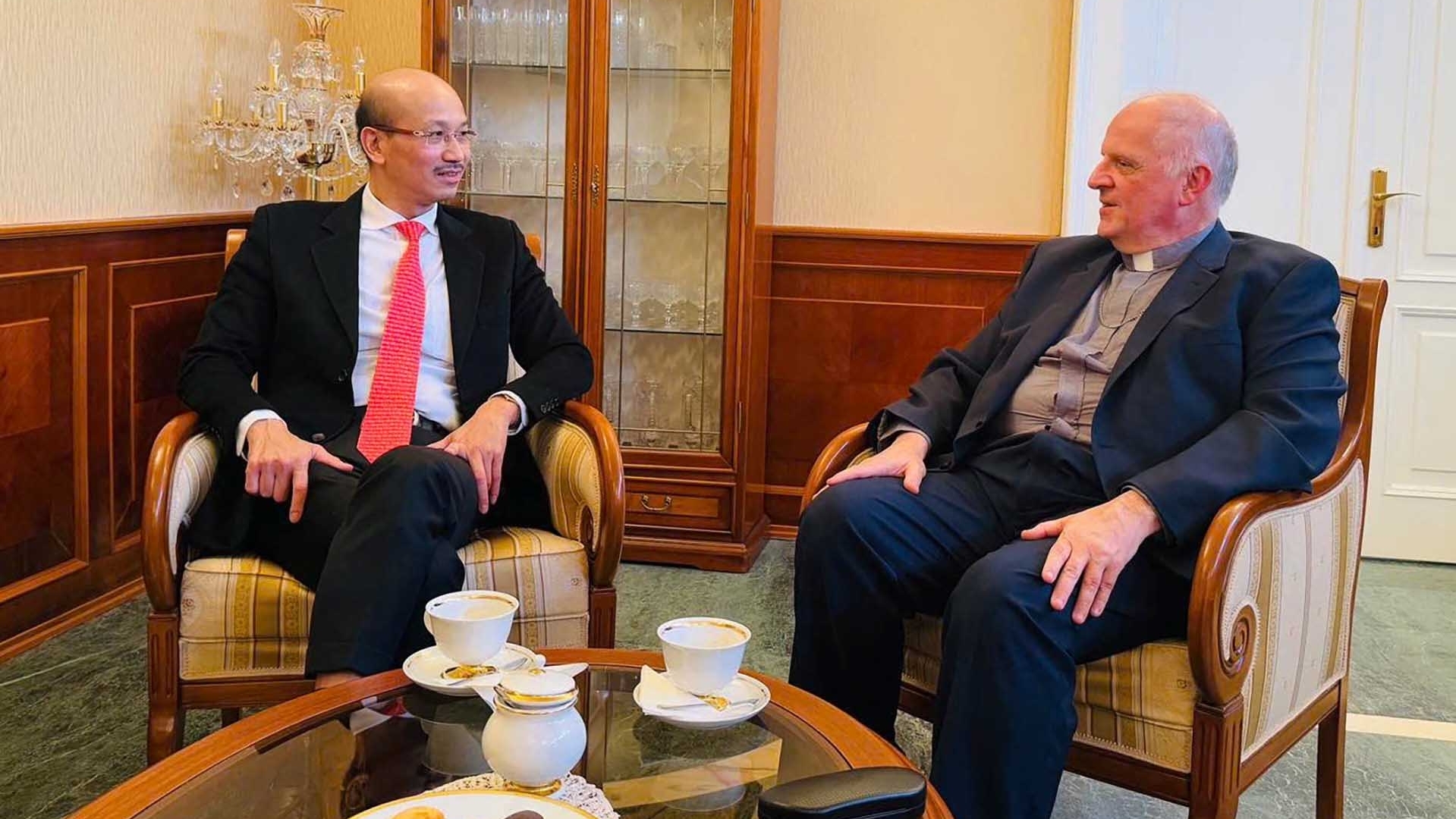 Đại sứ Bùi Lê Thái gặp Trưởng đoàn Ngoại giao tại Hungary