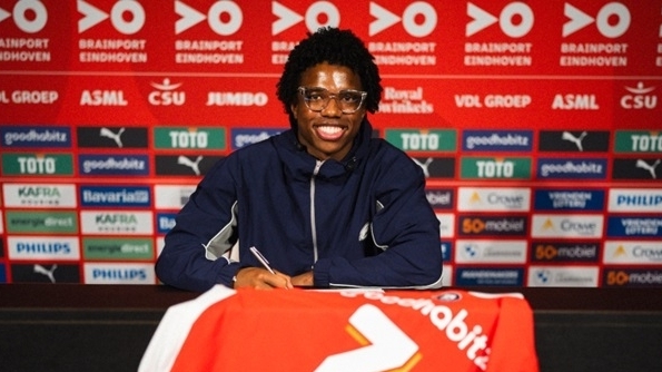 Bản hợp đồng thất bại của HLV Ten Hag bật khỏi MU