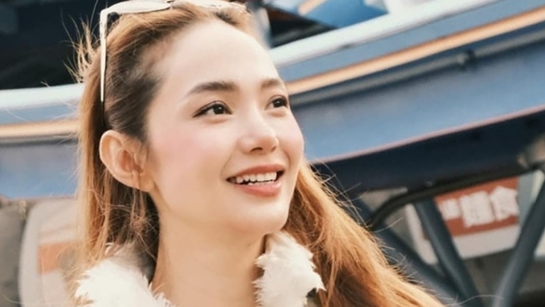 Diễn viên Minh Hằng lên đồ sành điệu, dạo phố du Xuân ở Hong Kong (Trung Quốc)